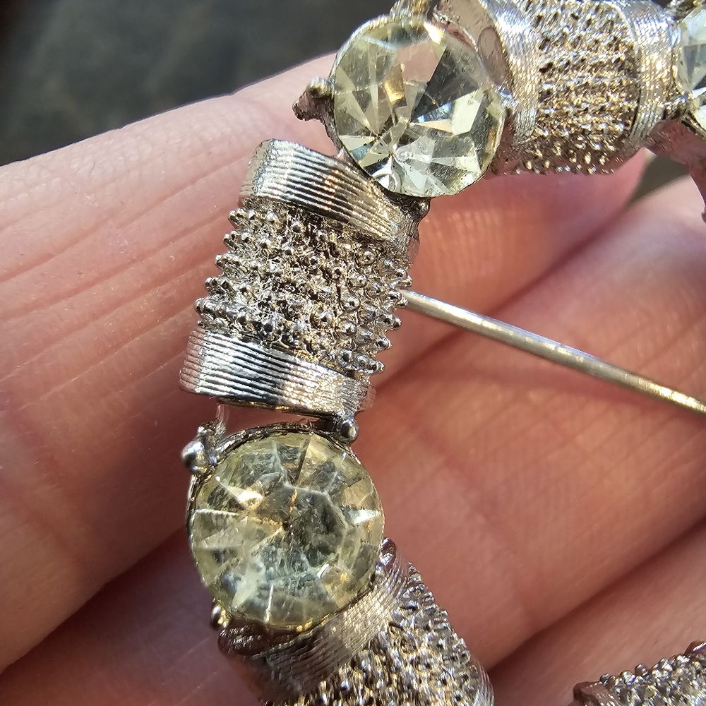 Vintage silvertone and rhinestone circular brooch - Picture 4 of 4